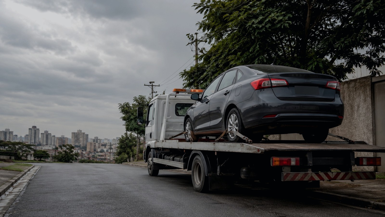 Veículo sendo guinchado — busca e apreensão